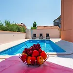 Lovely In With Kitchen Apartment *