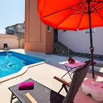 Lovely In With Kitchen Apartment Pula