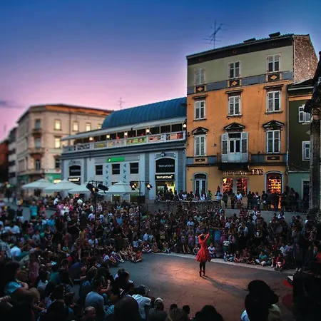 Lovely In With Kitchen *