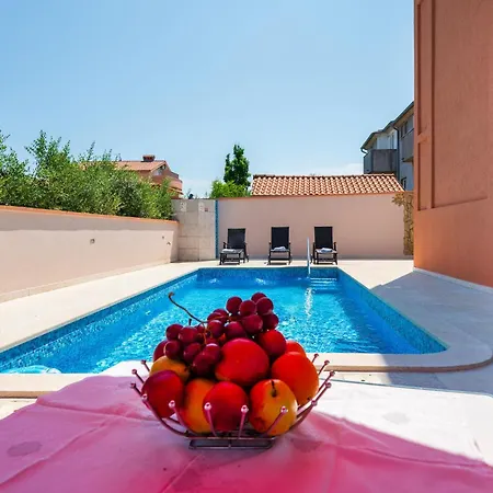 Lovely In With Kitchen Apartment *