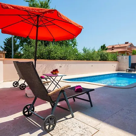 Apartman Lovely In With Kitchen Pula