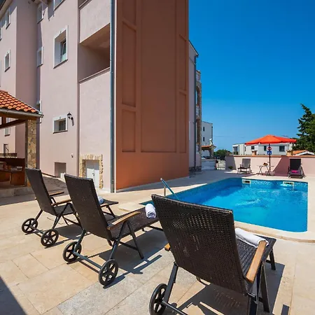 Apartman Lovely In With Kitchen Pula