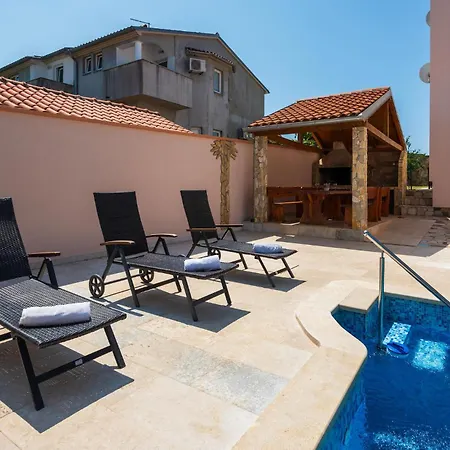 Lovely In With Kitchen Pula