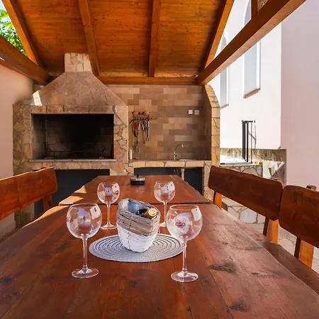 Lovely In With Kitchen Apartment *