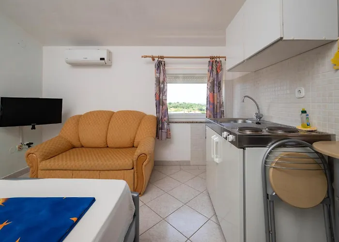 Lovely In With Kitchen Apartment *